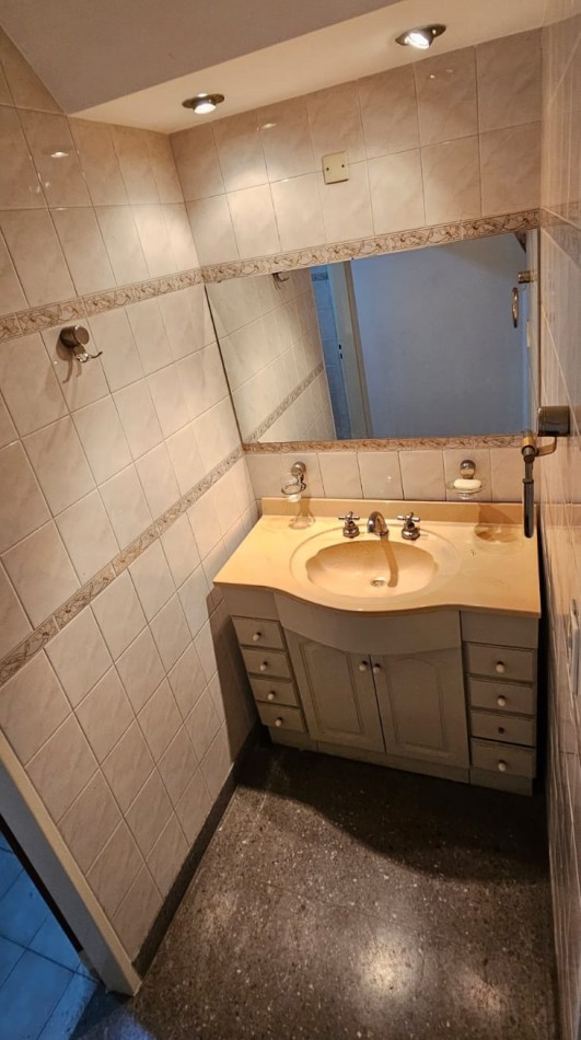 LOCAL COMERCIAL DE 80M2, CON VIVIENDA DE 4 AMBIENTES. 