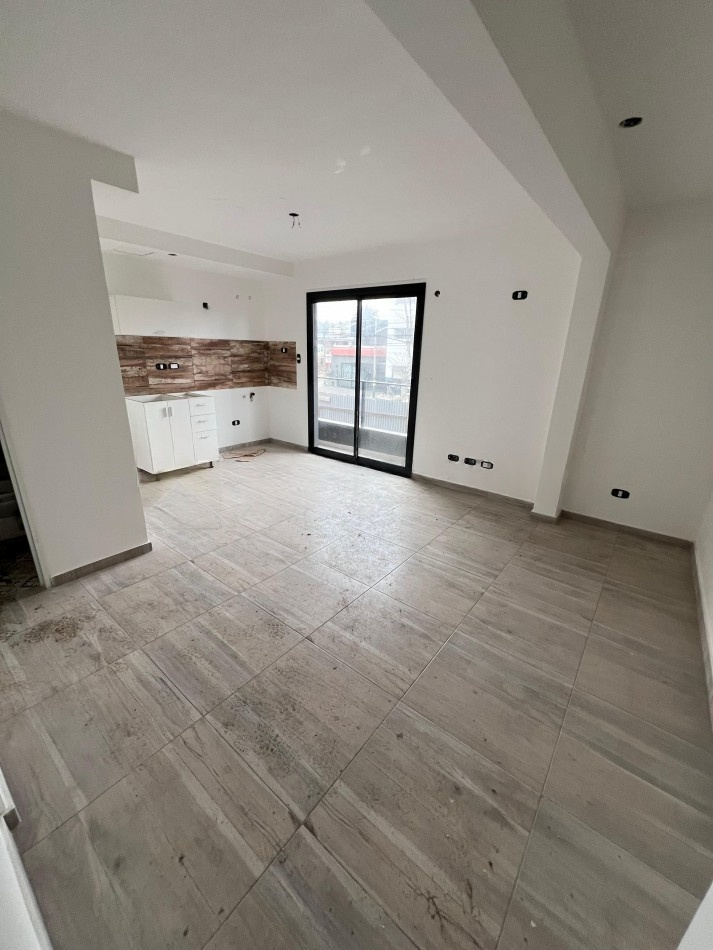 MONOAMBIENTE A ESTRENAR, EN 1°PISO, DTO A, AL FRENTE CON BALCON, 22,5 M2.