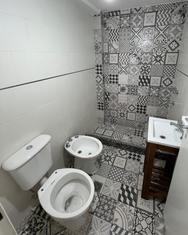 MONOAMBIENTE EN 1°PISO, AL FRENTE CON BALCON 22,5M2.