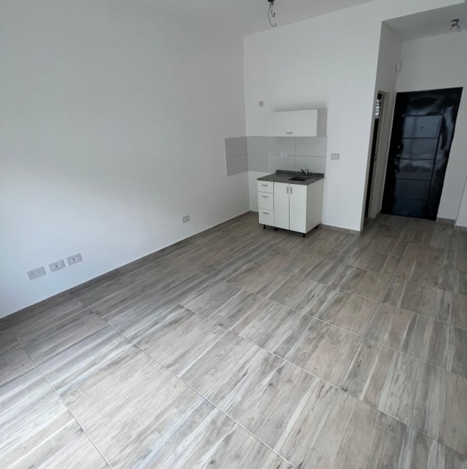 MONOAMBIENTE EN 2° PISO, DTO E, INTERNO 23M2.