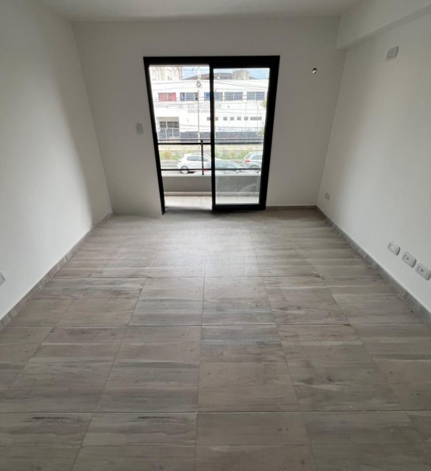 MONOAMBIENTE EN 2° PISO, AL FRENTE, CON BALCON, 22,5M2.