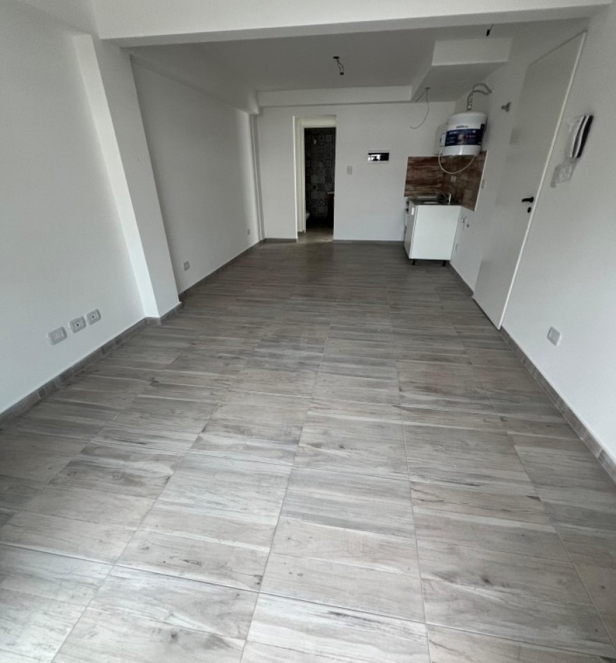 MONOAMBIENTE INTERNO, EN PLANTA BAJA, CON PATIO, 32M2.