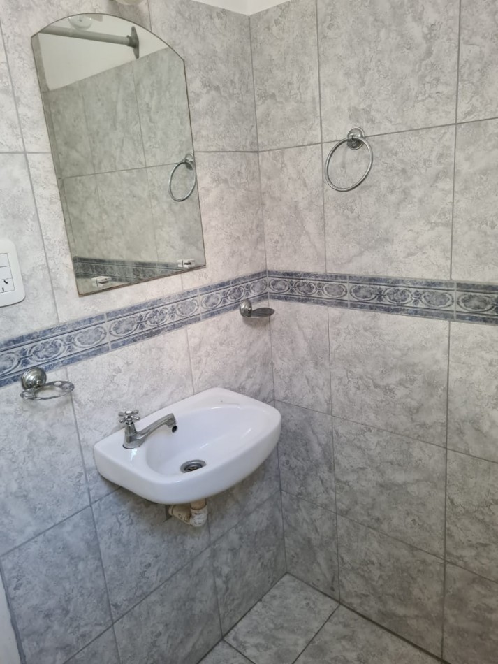 PH TIPO CASA EN PLANTA BAJA AL FRENTE DE 2 AMBIENTES, EN ALQUILER.