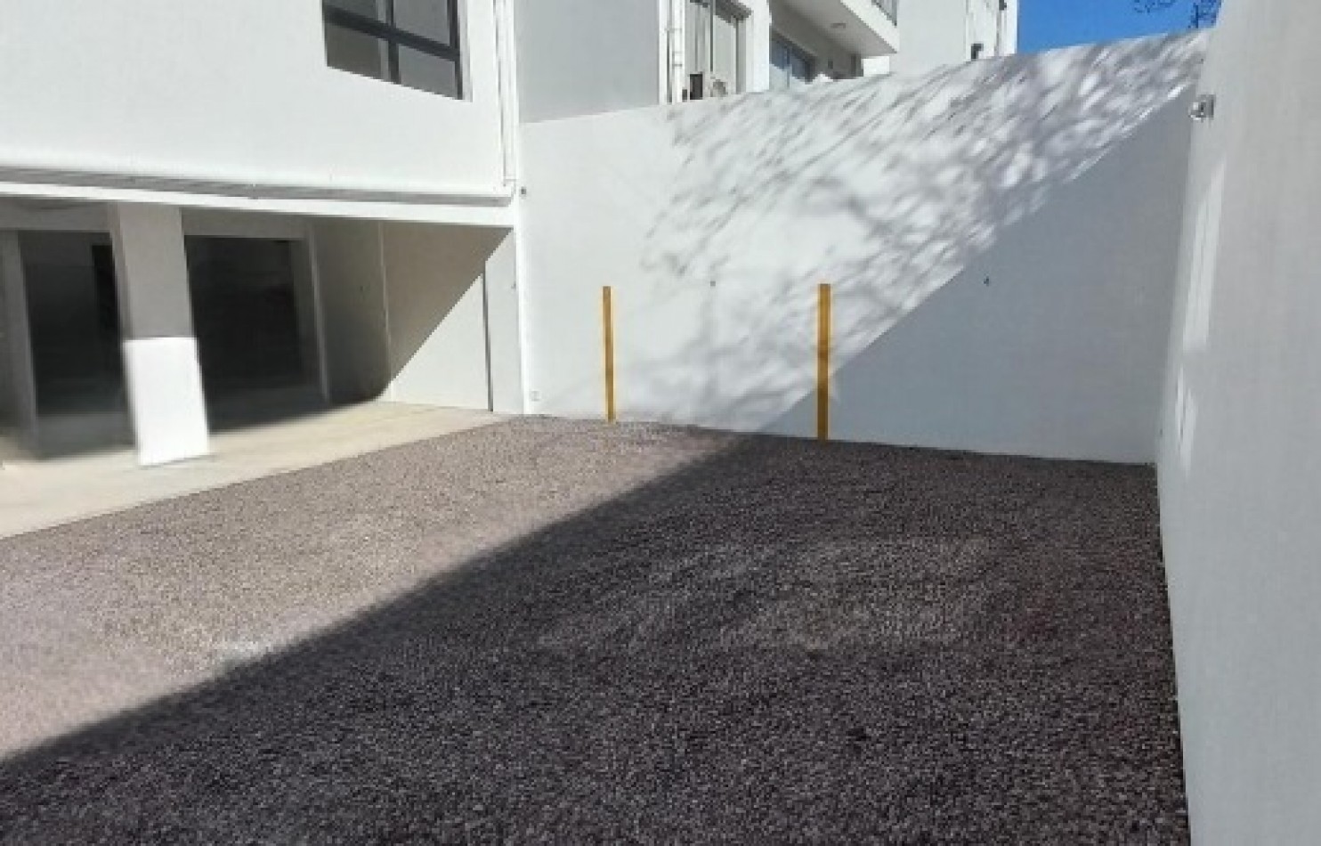 COCHERA DESCUBIERTA CON PORTON AUTOMATICO A ESTRENAR.