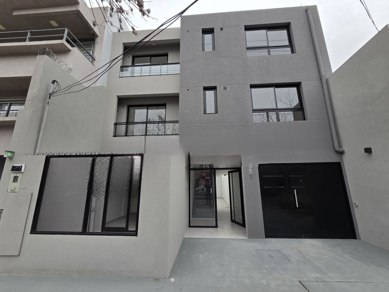 COCHERA DESCUBIERTA CON PORTON AUTOMATICO A ESTRENAR.