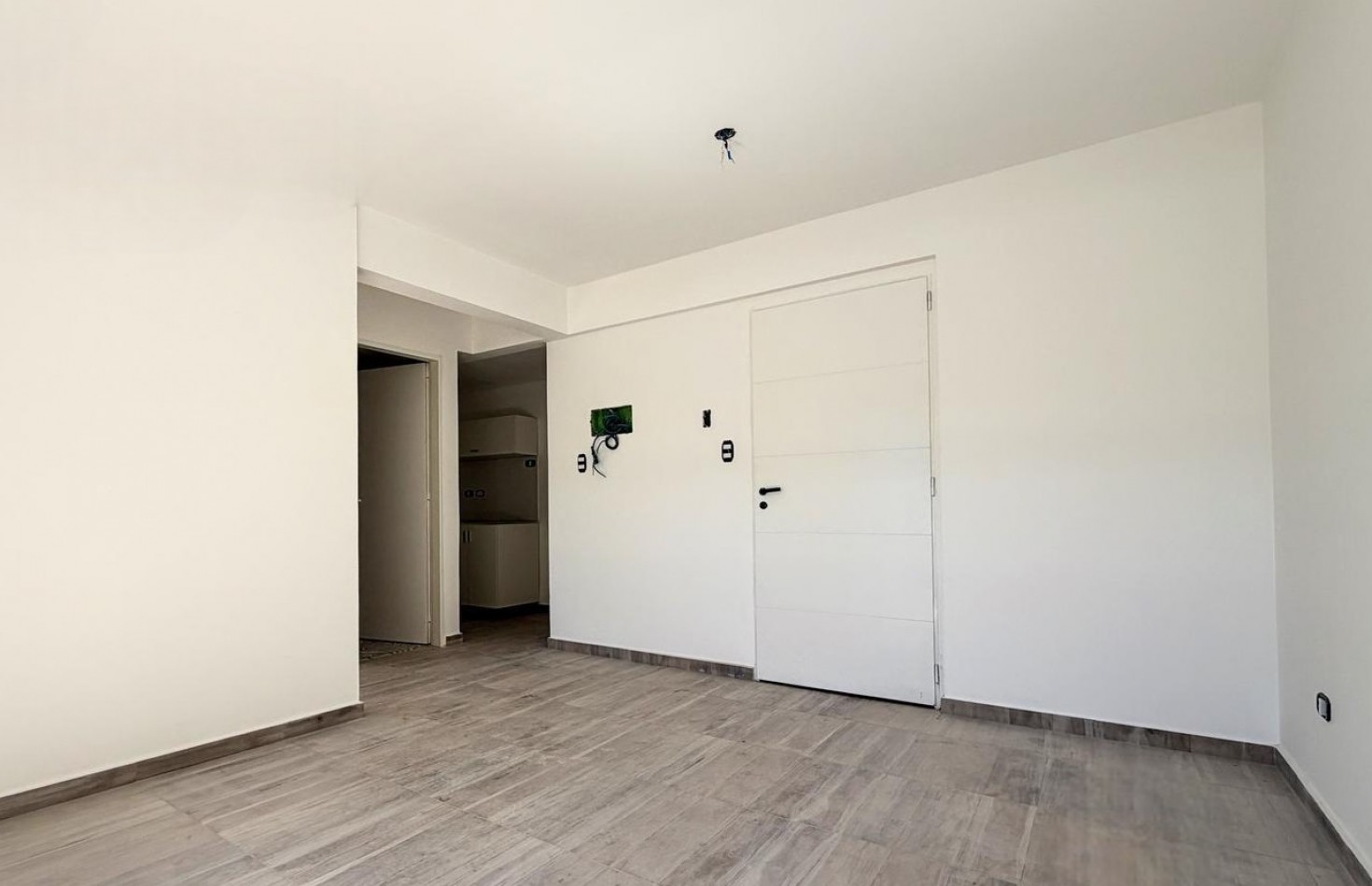 DEPARTAMENTO DOS AMBIENTES , EN 1° PISO, AL CONTRAFRENTE 30M2.