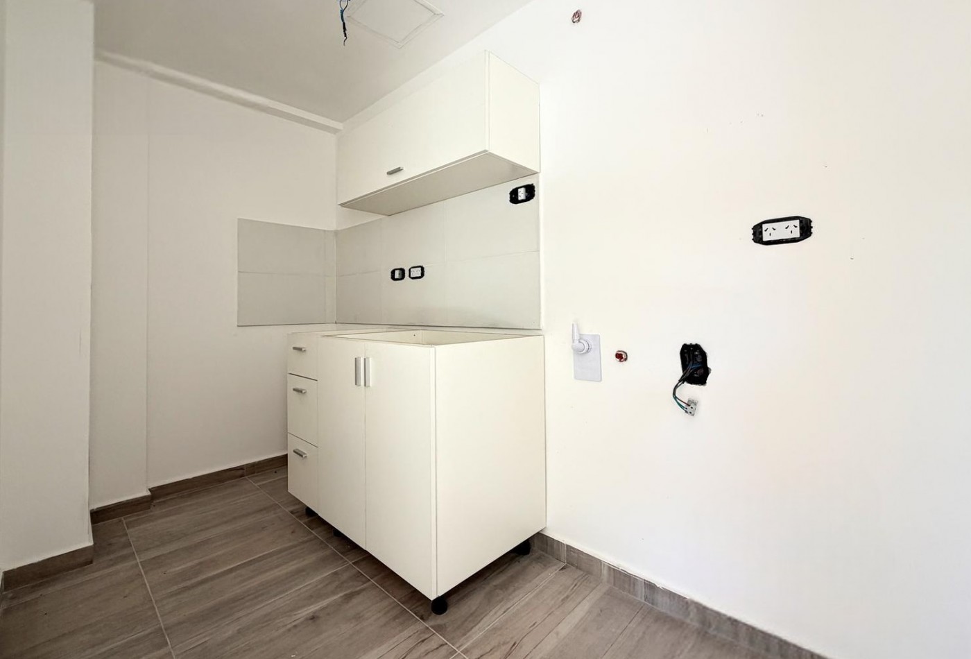 DEPARTAMENTO DOS AMBIENTES , EN 1° PISO, AL CONTRAFRENTE 30M2.