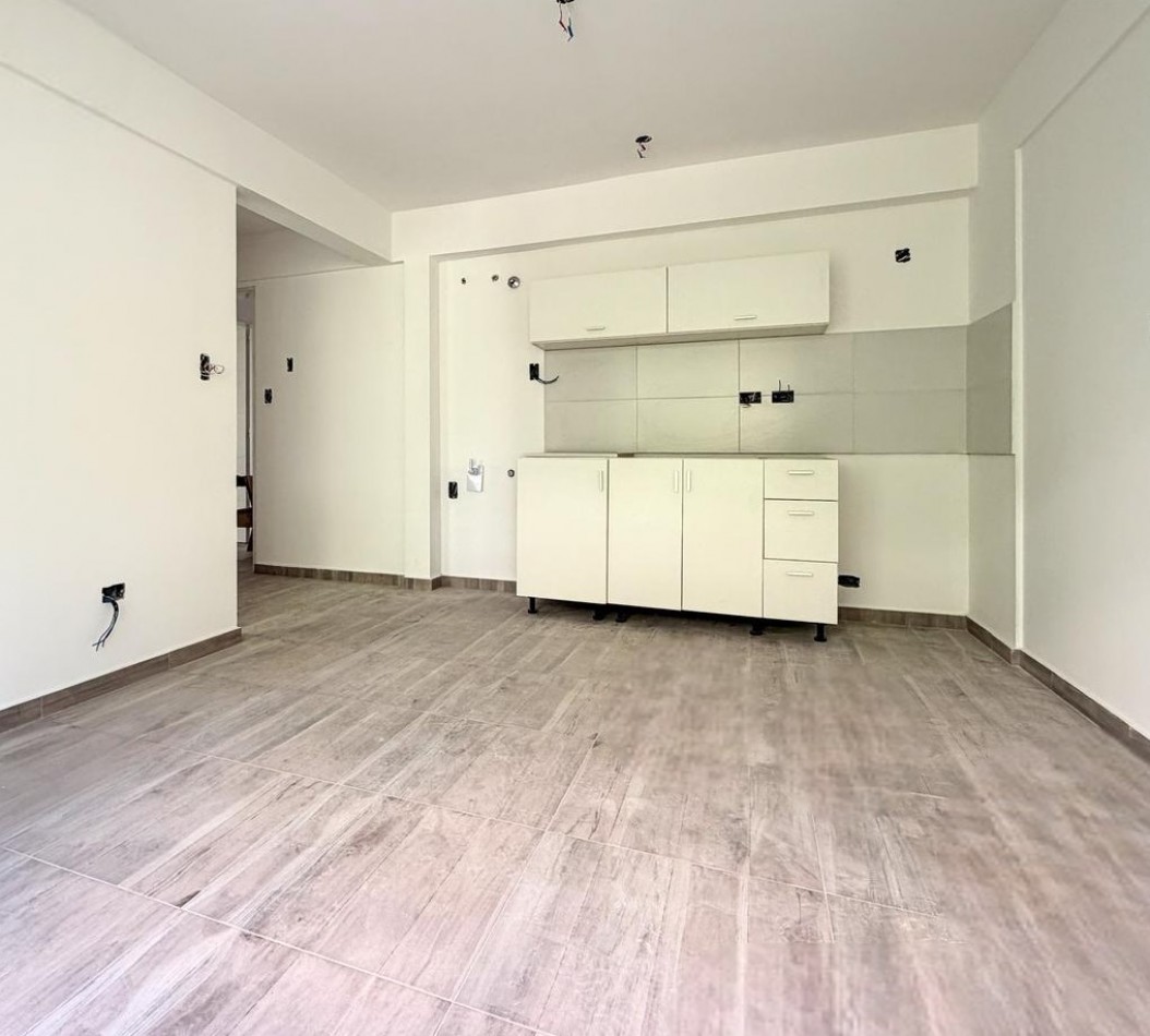 DEPARTAMENTO DOS AMBIENTES , EN 1° PISO, AL CONTRAFRENTE 30M2.