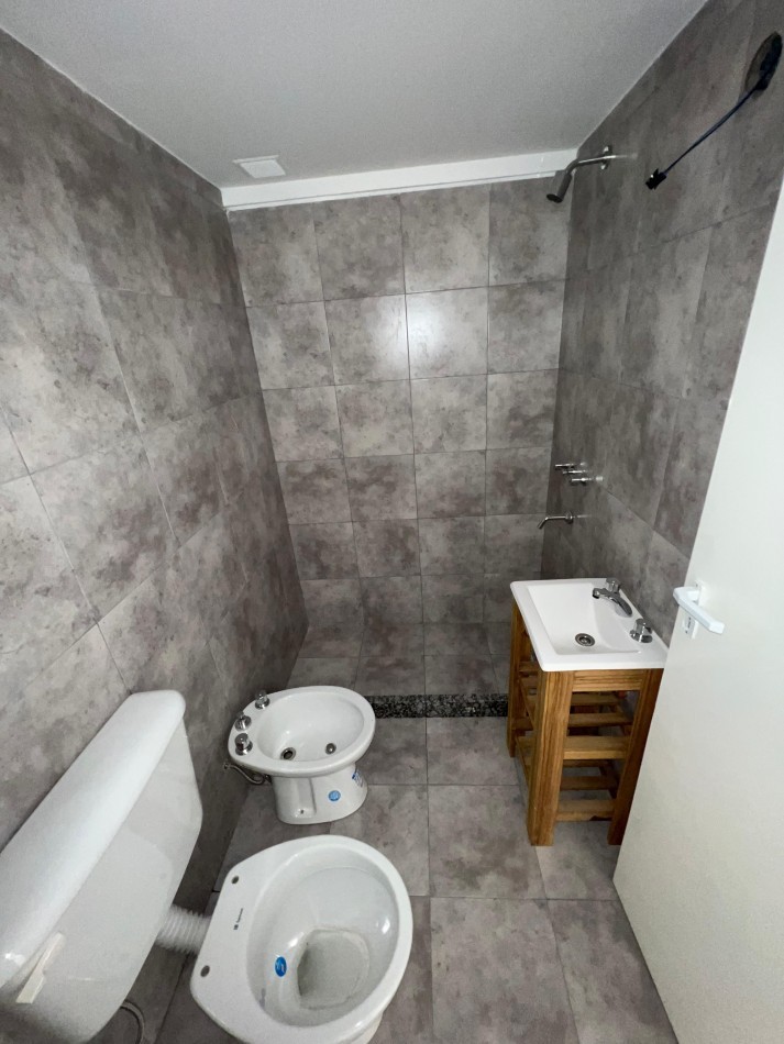 DEPARTAMENTO DOS AMBIENTES , EN 1° PISO, AL CONTRAFRENTE 30M2.