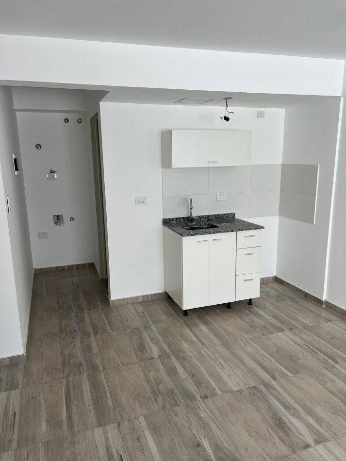 DEPARTAMENTO DOS AMBIENTES , EN 1° PISO, AL CONTRAFRENTE 30M2.