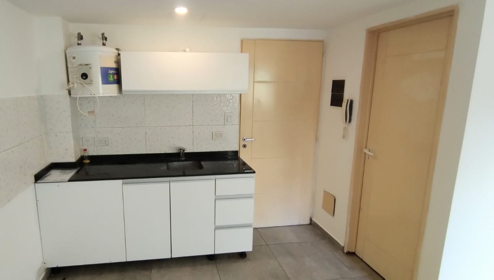 DEPARTAMENTO MONOAMBIENTE EN 1° PISO AL FRENTE, EXCELENTE UBICACION, TEMPERLEY.