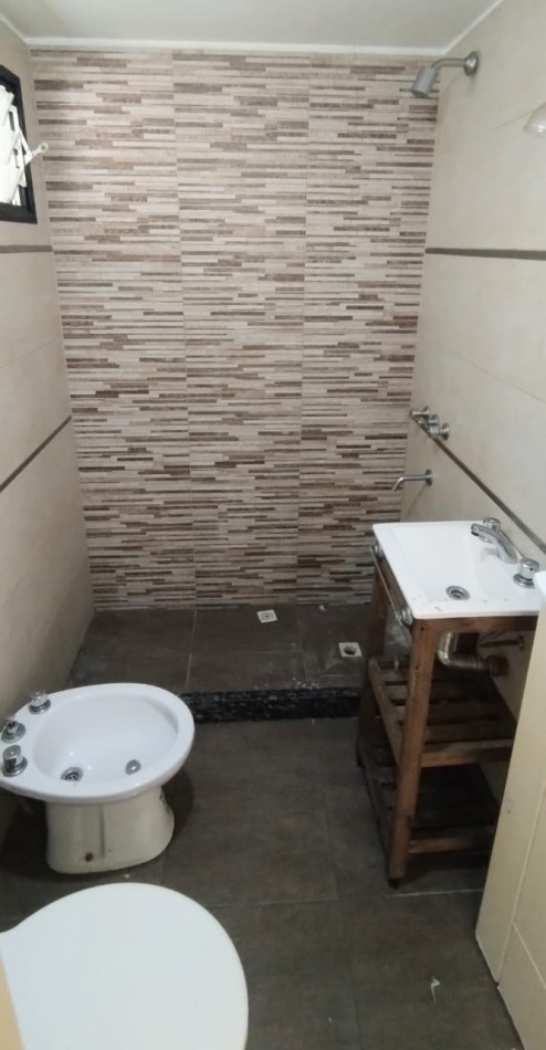 DEPARTAMENTO MONOAMBIENTE EN 1° PISO AL FRENTE, EXCELENTE UBICACION, TEMPERLEY.