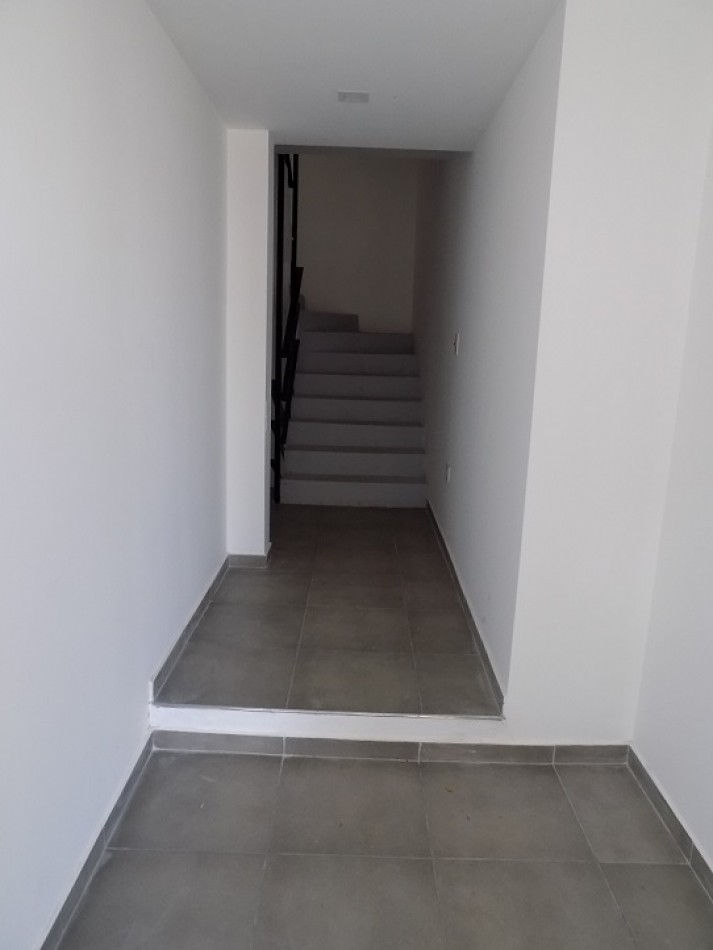DEPARTAMENTO MONOAMBIENTE EN 1° PISO AL FRENTE, EXCELENTE UBICACION, TEMPERLEY.