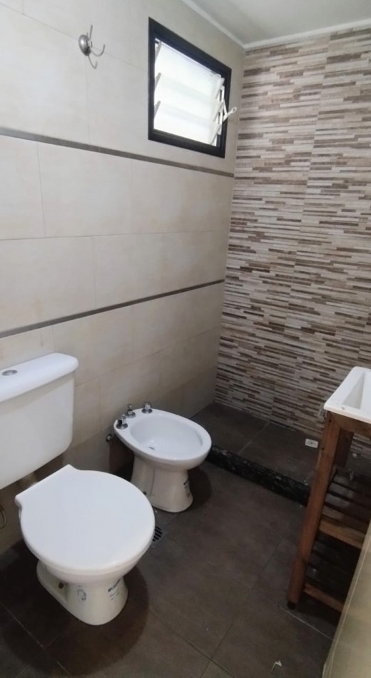 DEPARTAMENTO MONOAMBIENTE EN 1° PISO AL FRENTE, EXCELENTE UBICACION, TEMPERLEY.