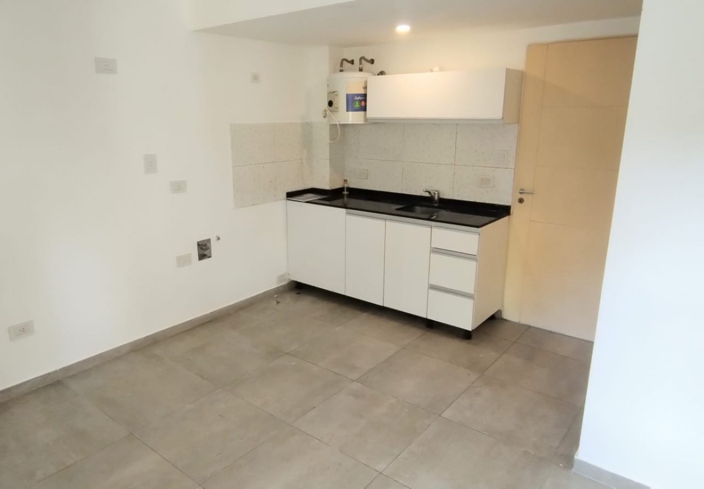 DEPARTAMENTO MONOAMBIENTE EN 1° PISO AL FRENTE, EXCELENTE UBICACION, TEMPERLEY.
