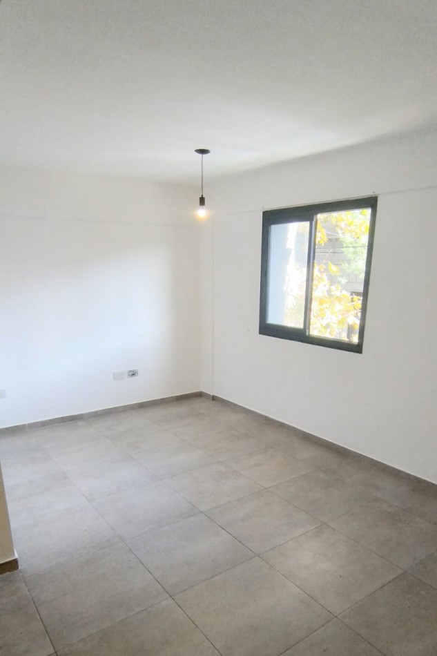 DEPARTAMENTO MONOAMBIENTE EN 1° PISO AL FRENTE, EXCELENTE UBICACION, TEMPERLEY.