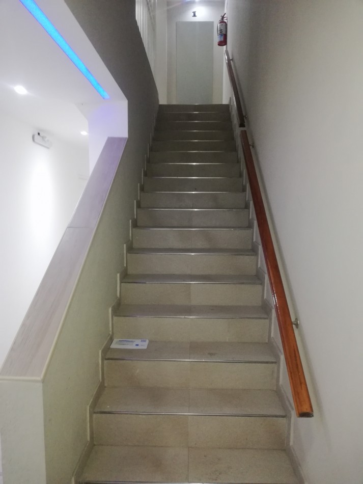 MONOAMBIENTE DIVIDIDO EN PRIMER PISO AL FRENTE.