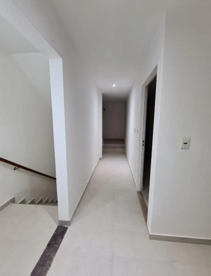 MONOAMBIENTE DIVIDIDO EN PRIMER PISO AL FRENTE.