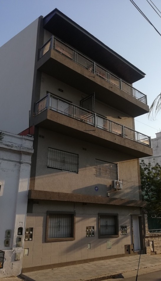 MONOAMBIENTE DIVIDIDO EN PRIMER PISO AL FRENTE.