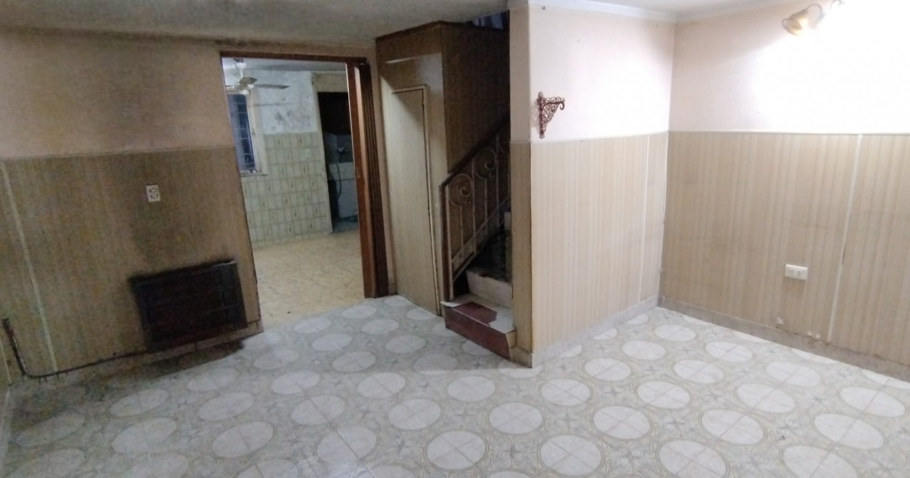 CASA DE 4 AMBIENTES, CON PATIO Y ESPACIO GUARDA COCHE.