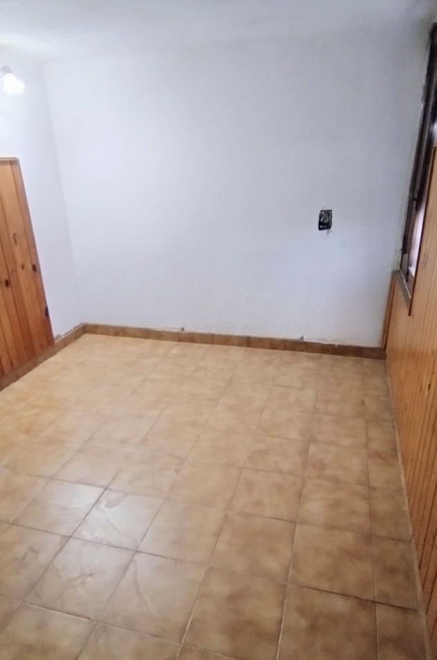 CASA DE 4 AMBIENTES, CON PATIO Y ESPACIO GUARDA COCHE.