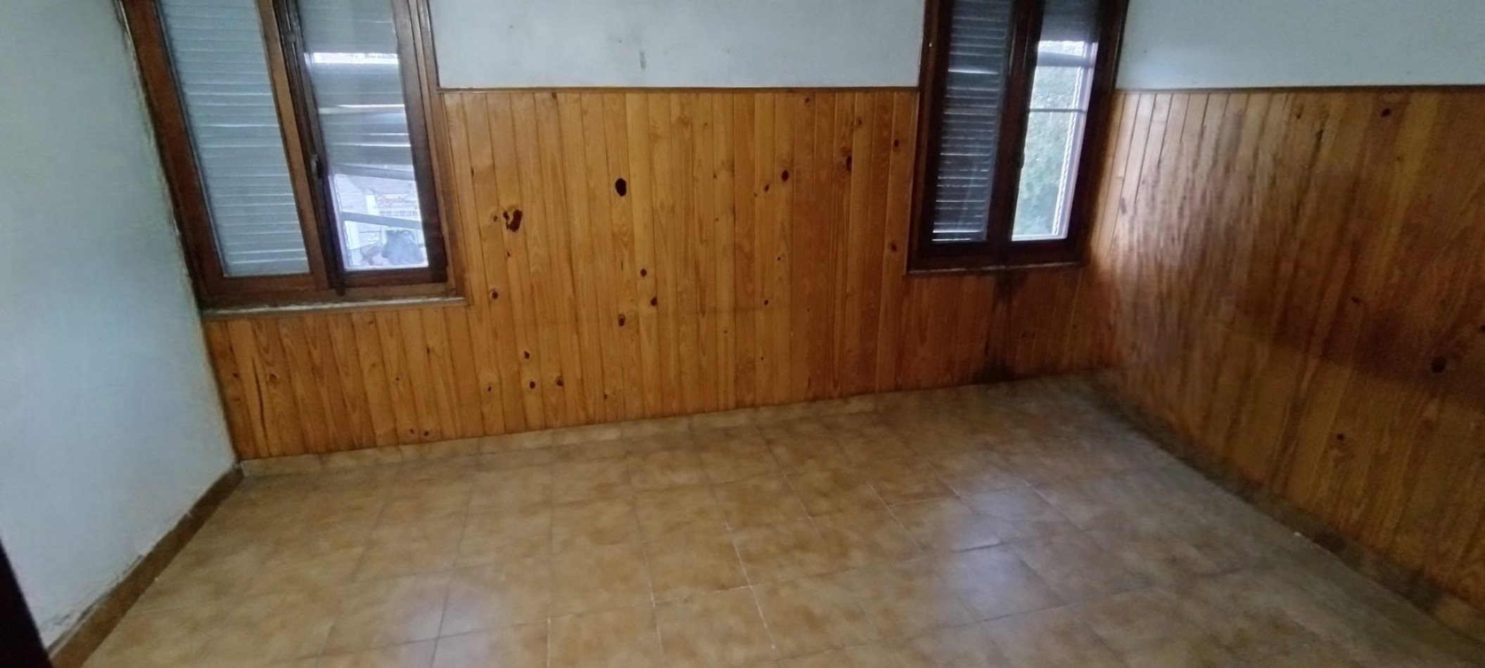 CASA DE 4 AMBIENTES, CON PATIO Y ESPACIO GUARDA COCHE.