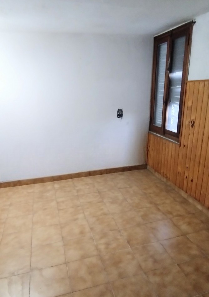 CASA DE 4 AMBIENTES, CON PATIO Y ESPACIO GUARDA COCHE.