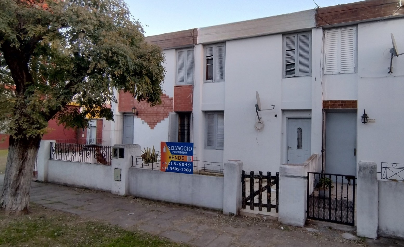 CASA DE 4 AMBIENTES, CON PATIO Y ESPACIO GUARDA COCHE.