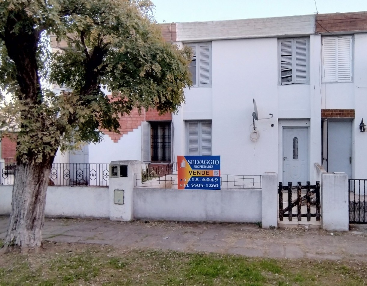 CASA DE 4 AMBIENTES, CON PATIO Y ESPACIO GUARDA COCHE.