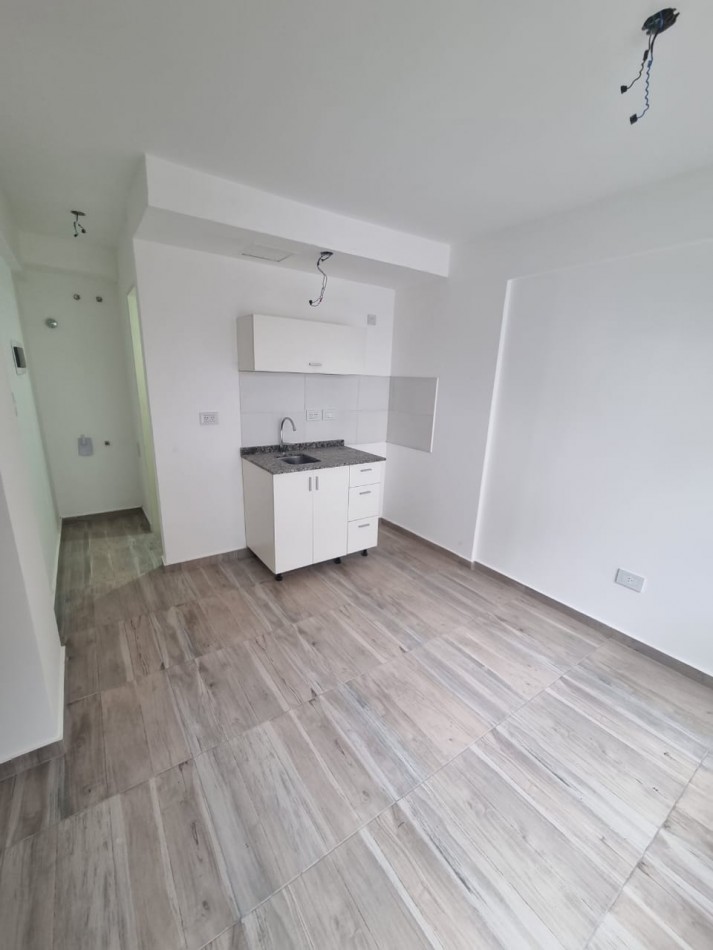 MONOAMBIENTE EN 2° PISO, INTERNO 21M2.