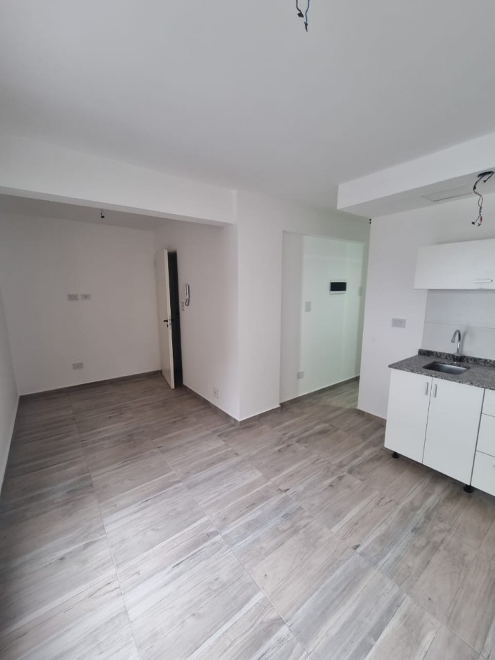 MONOAMBIENTE EN 2° PISO, INTERNO 21M2.