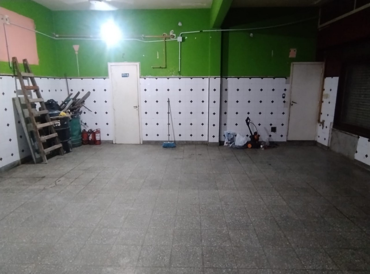 LOCAL COMERCIAL SOBRE ESQUINA 60M2, VALENTIN ALSINA.