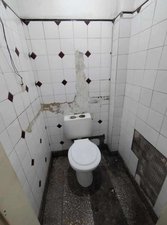 LOCAL COMERCIAL SOBRE ESQUINA 60M2, VALENTIN ALSINA.