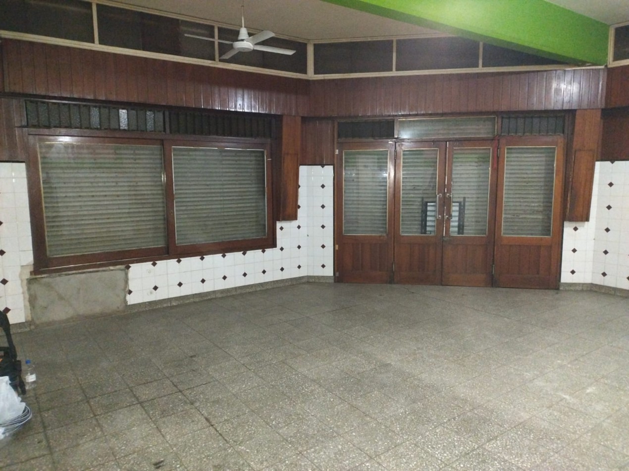 LOCAL COMERCIAL SOBRE ESQUINA 60M2, VALENTIN ALSINA.