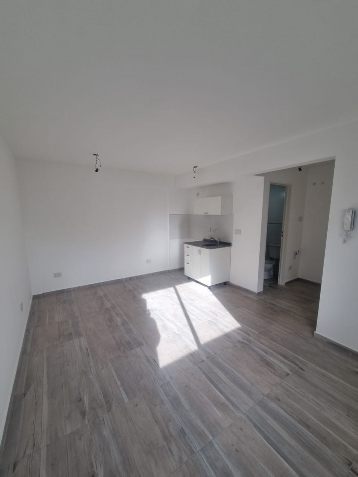 MONOAMBIENTE EN SEGUNDO PISO, 21M2, BANFIELD.