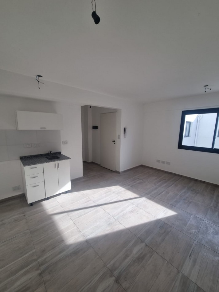 MONOAMBIENTE EN SEGUNDO PISO, 21M2, BANFIELD.