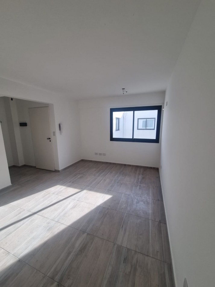 MONOAMBIENTE EN SEGUNDO PISO, 21M2, BANFIELD.