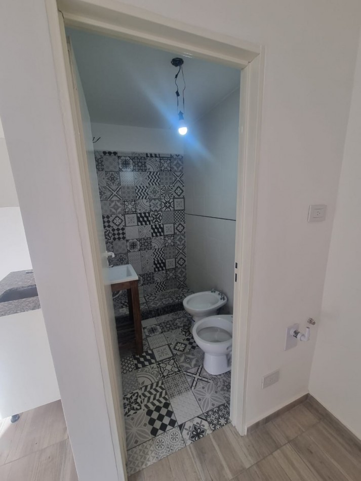 MONOAMBIENTE EN SEGUNDO PISO, 21M2, BANFIELD.