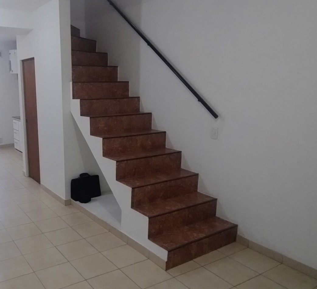 DUPLEX DE 3 AMBIENTES, EN 2° PISO AL FRENTE.