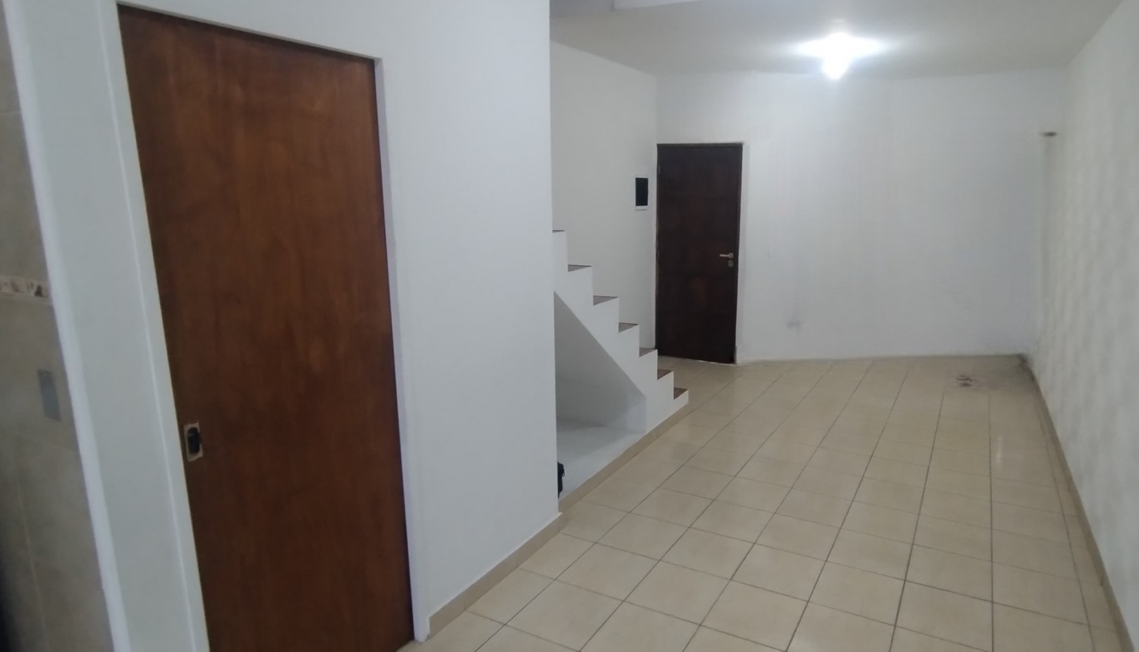 DUPLEX DE 3 AMBIENTES, EN 2° PISO AL FRENTE.
