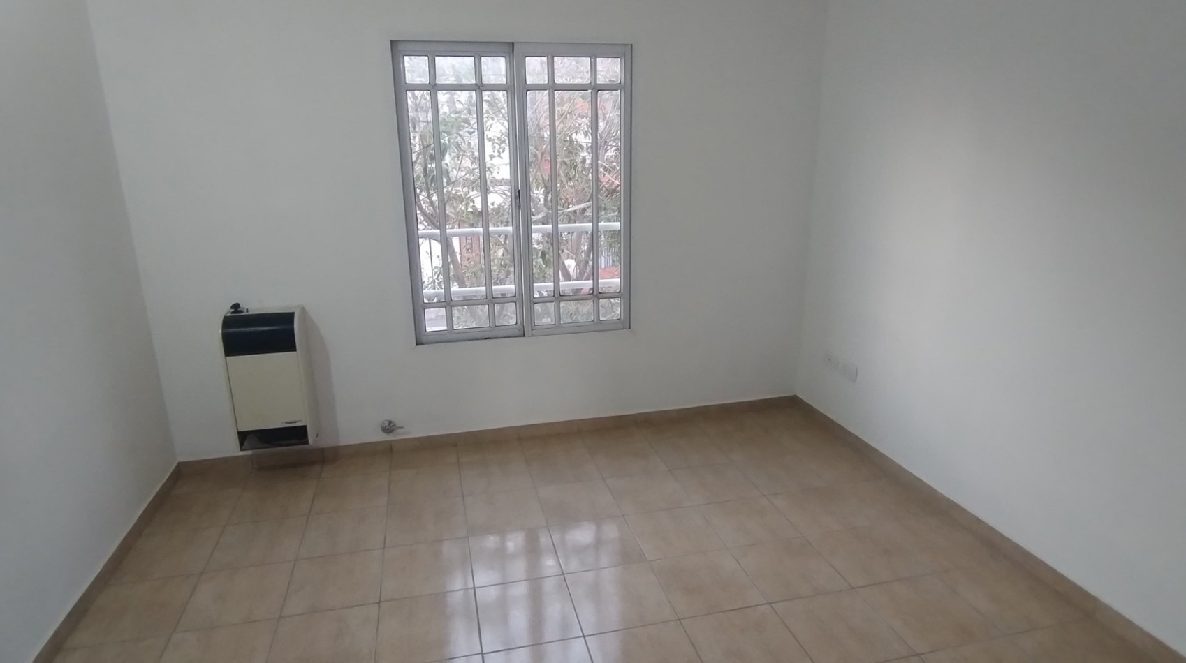 DUPLEX DE 3 AMBIENTES, EN 2° PISO AL FRENTE.
