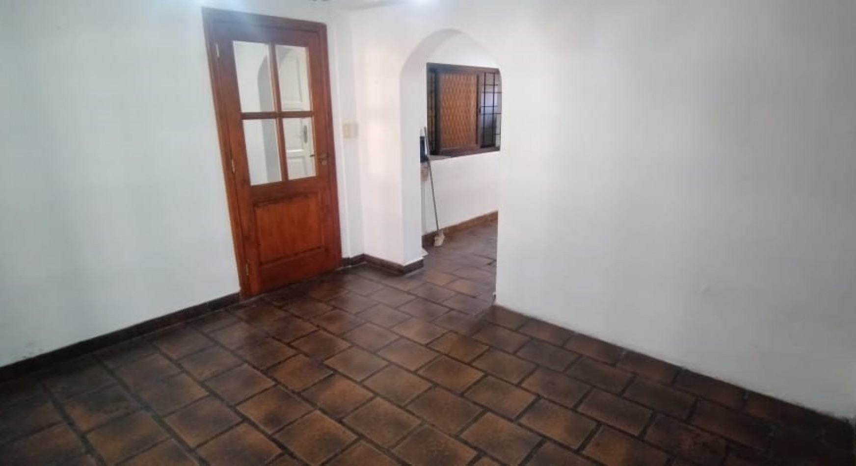 Chalet de 3 Ambientes con cochera y fondo libre.