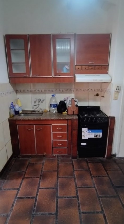 Chalet de 3 Ambientes con cochera y fondo libre.