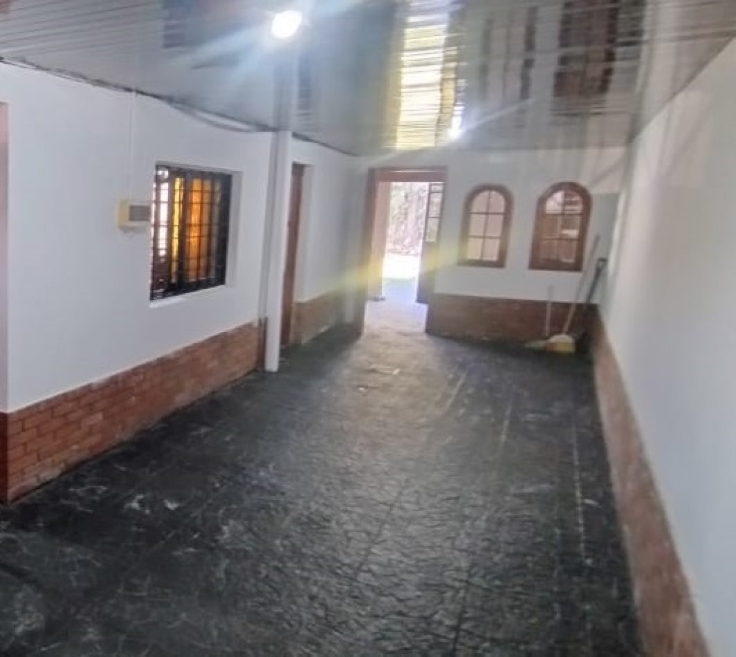 Chalet de 3 Ambientes con cochera y fondo libre.