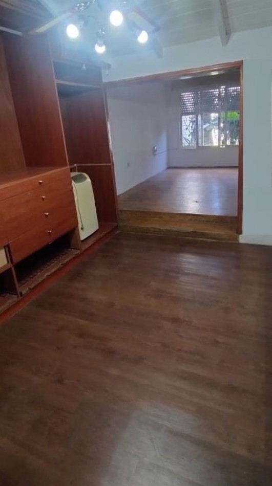 Chalet de 3 Ambientes con cochera y fondo libre.