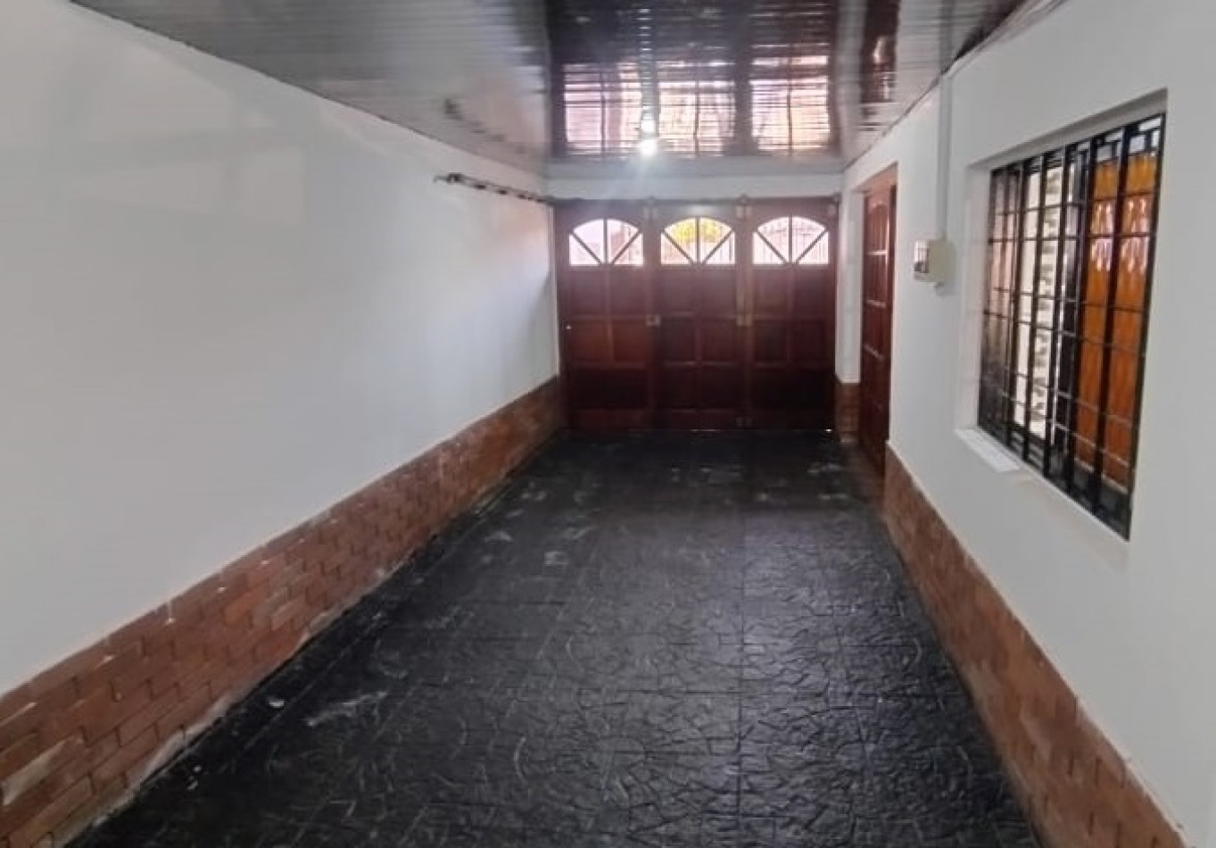 Chalet de 3 Ambientes con cochera y fondo libre.
