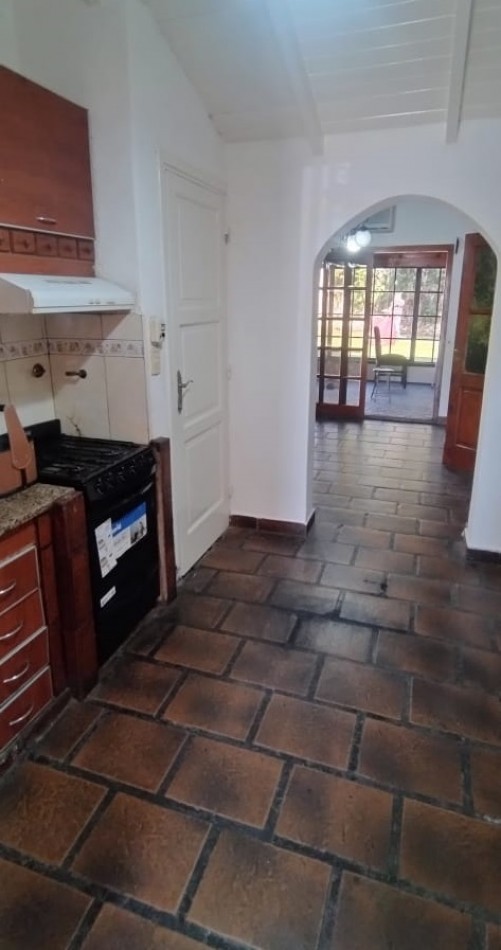 Chalet de 3 Ambientes con cochera y fondo libre.