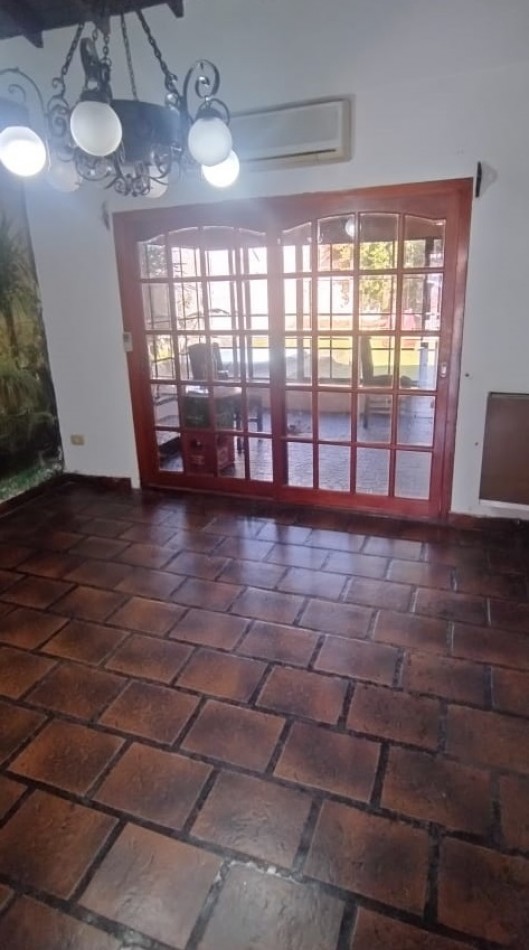 Chalet de 3 Ambientes con cochera y fondo libre.