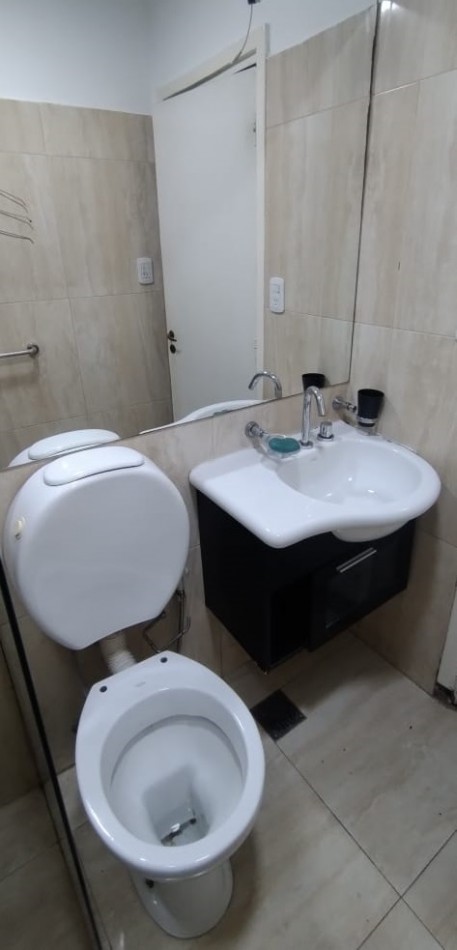Chalet de 3 Ambientes con cochera y fondo libre.