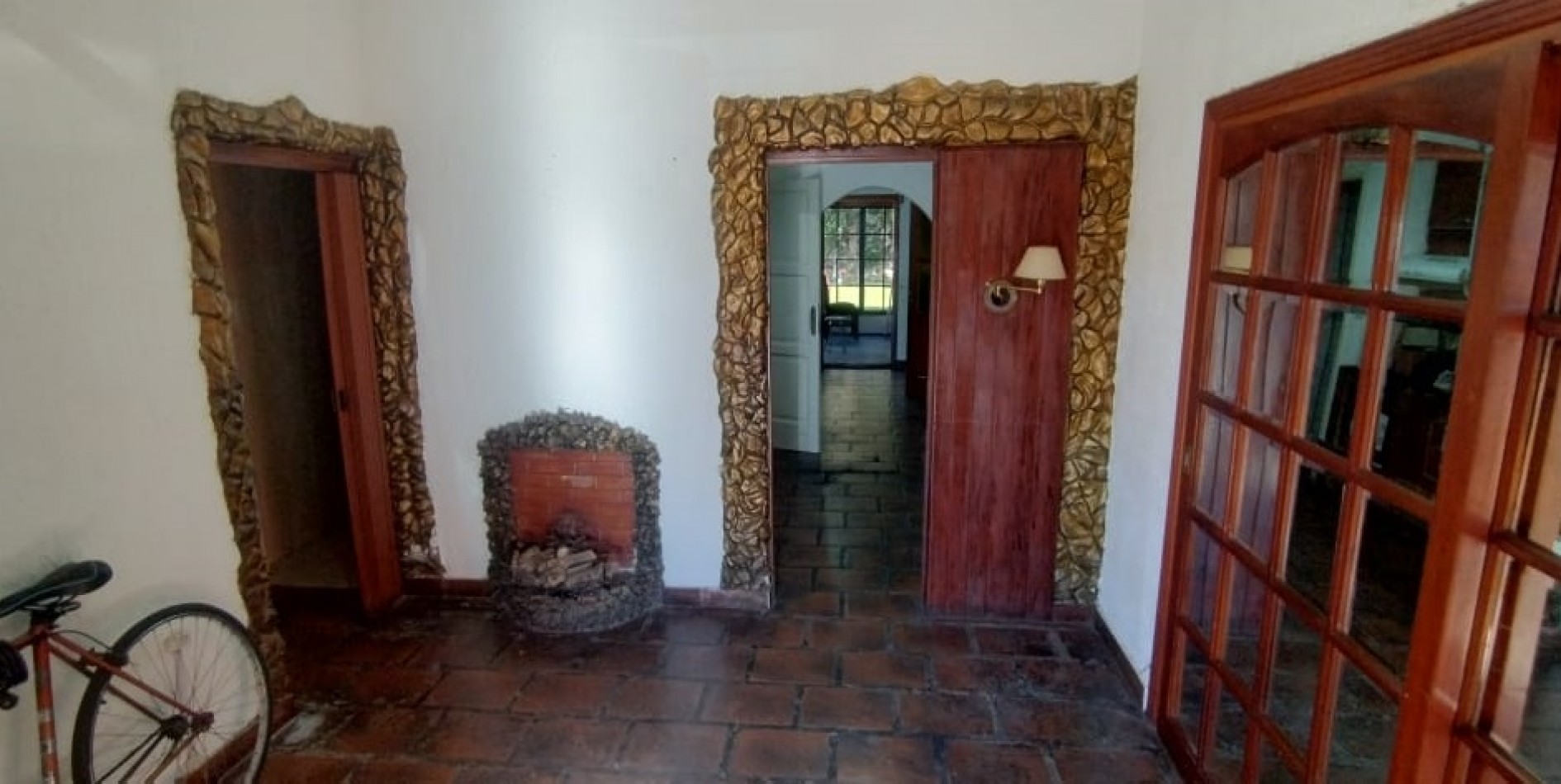 Chalet de 3 Ambientes con cochera y fondo libre.